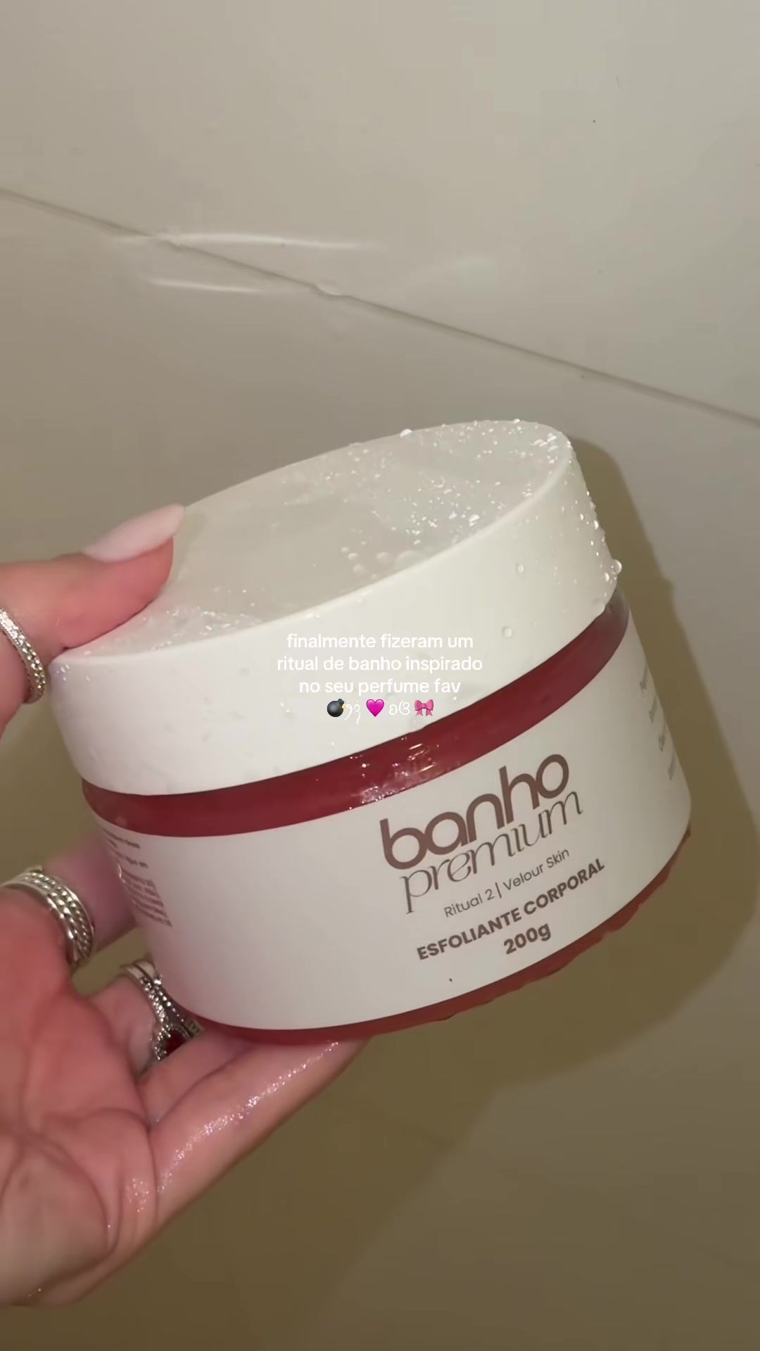 Esfoliante Corporal Velour Skin em um ritual de banho